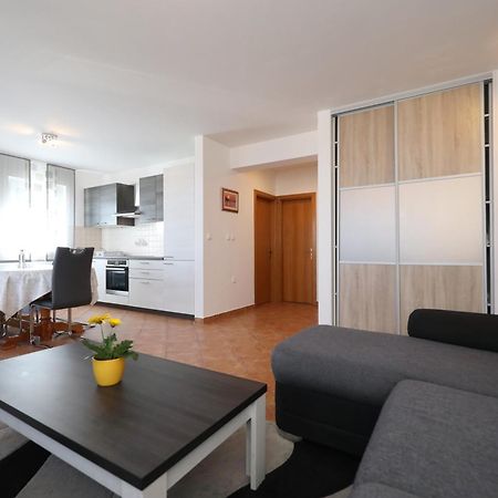 Apartment Dora Preko Luaran gambar