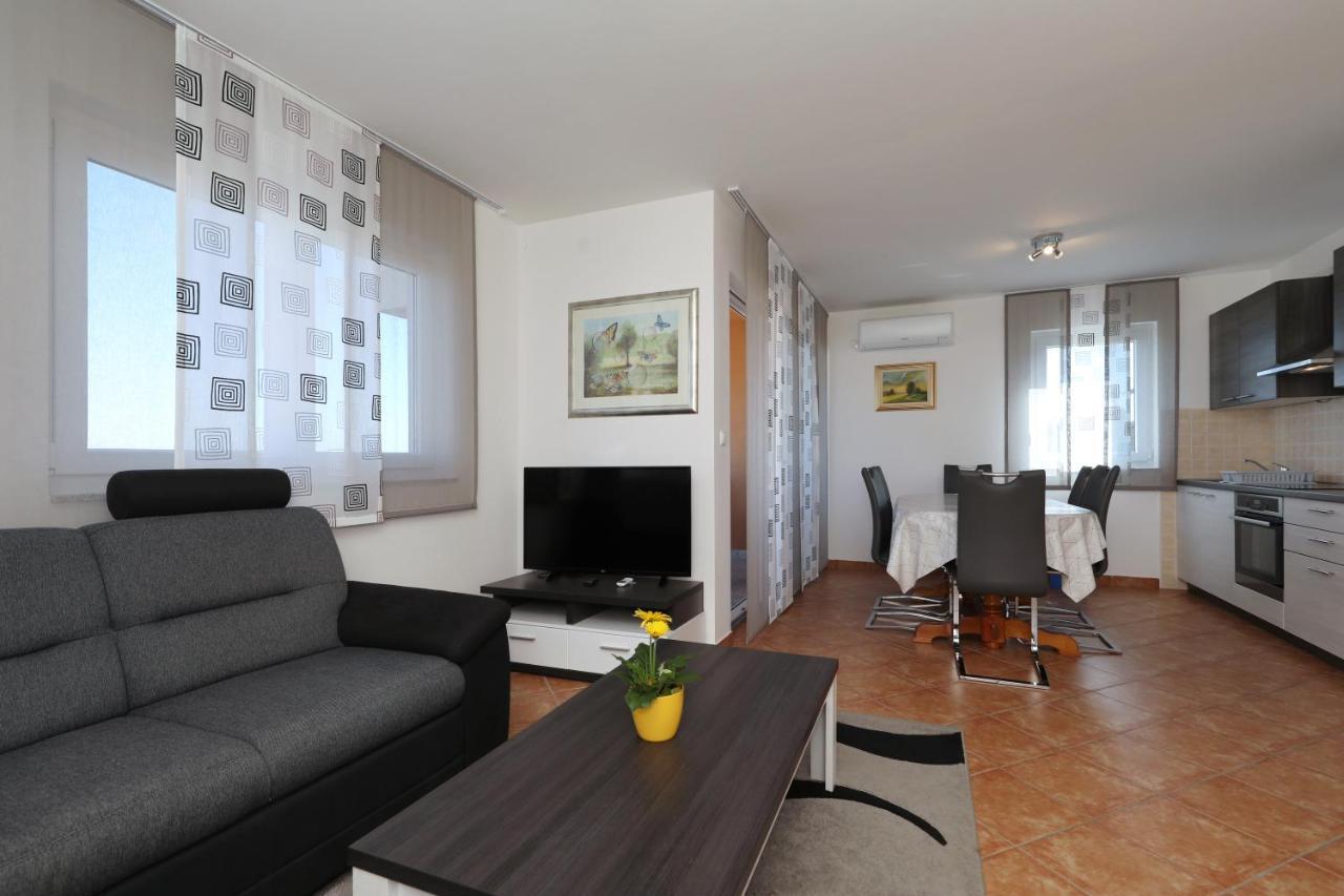 Apartment Dora Preko Luaran gambar