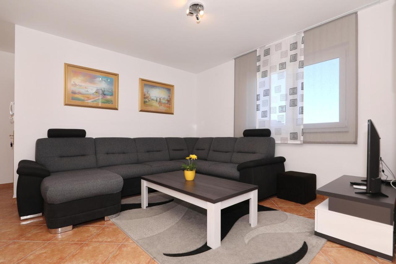 Apartment Dora Preko Luaran gambar