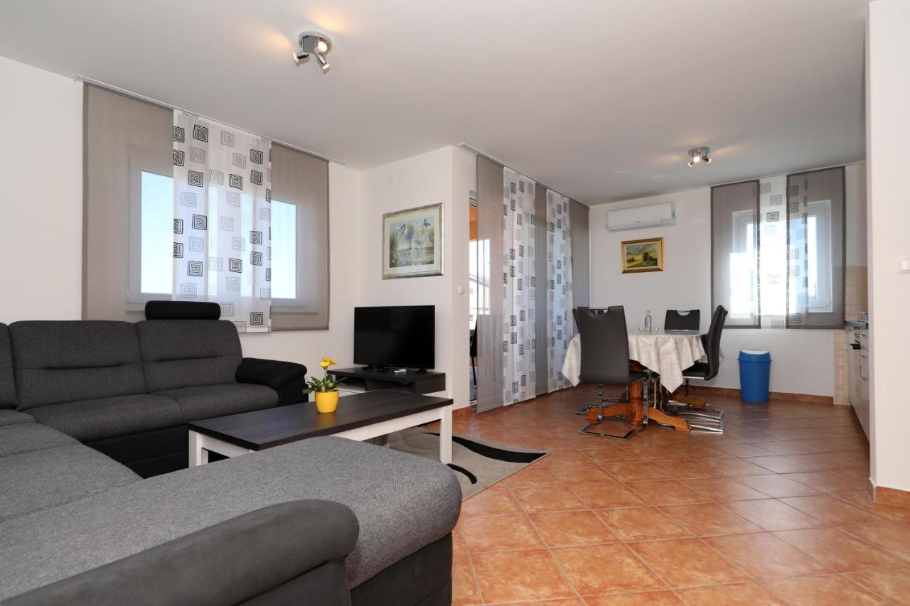 Apartment Dora Preko Luaran gambar