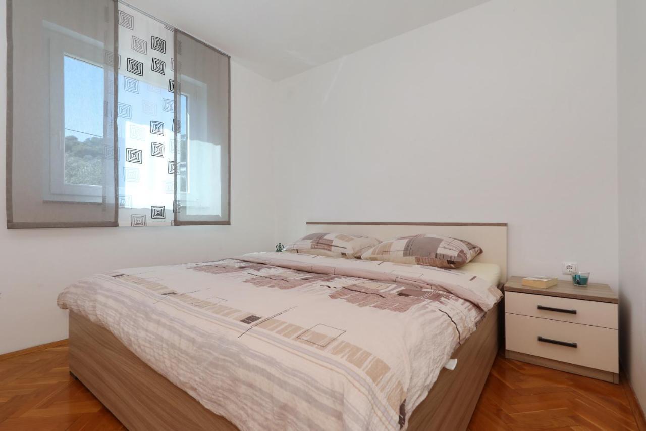 Apartment Dora Preko Luaran gambar