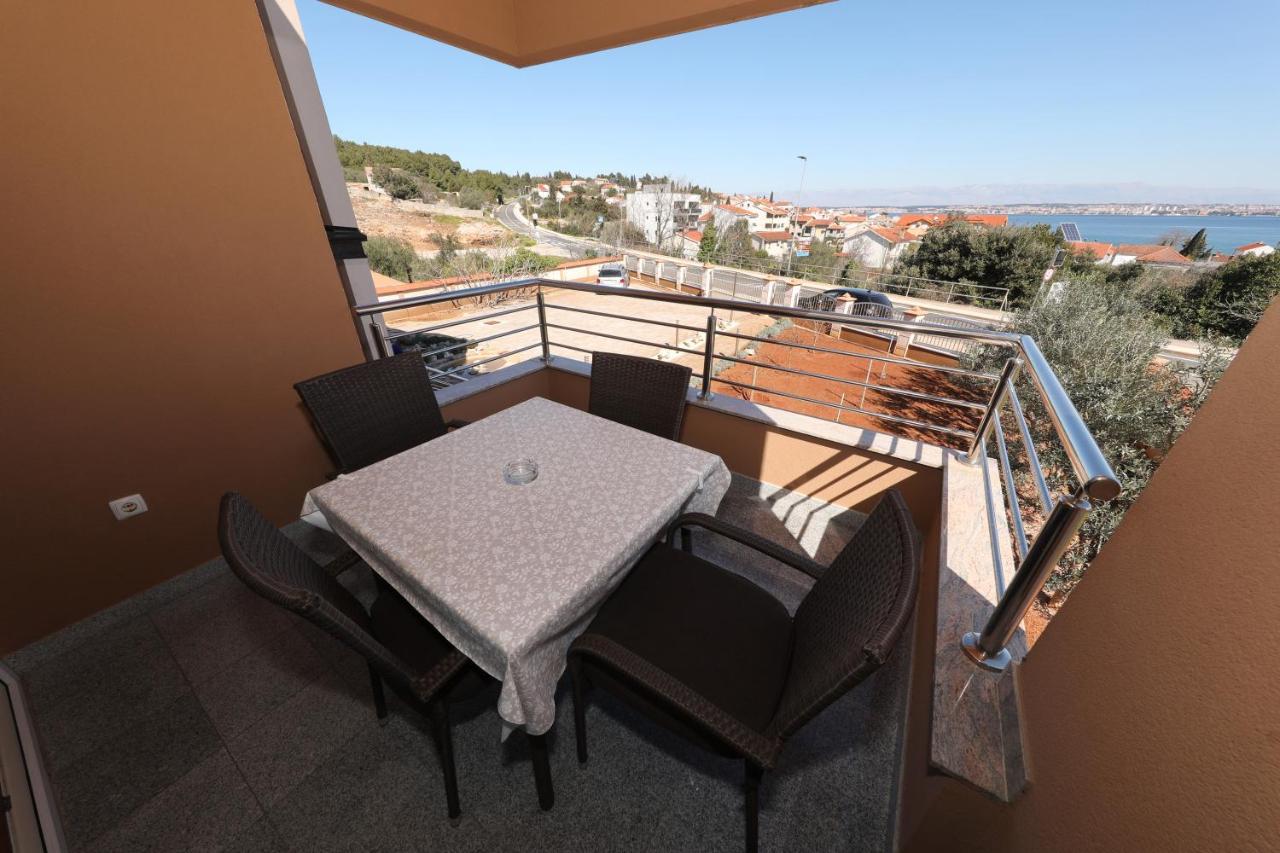 Apartment Dora Preko Luaran gambar