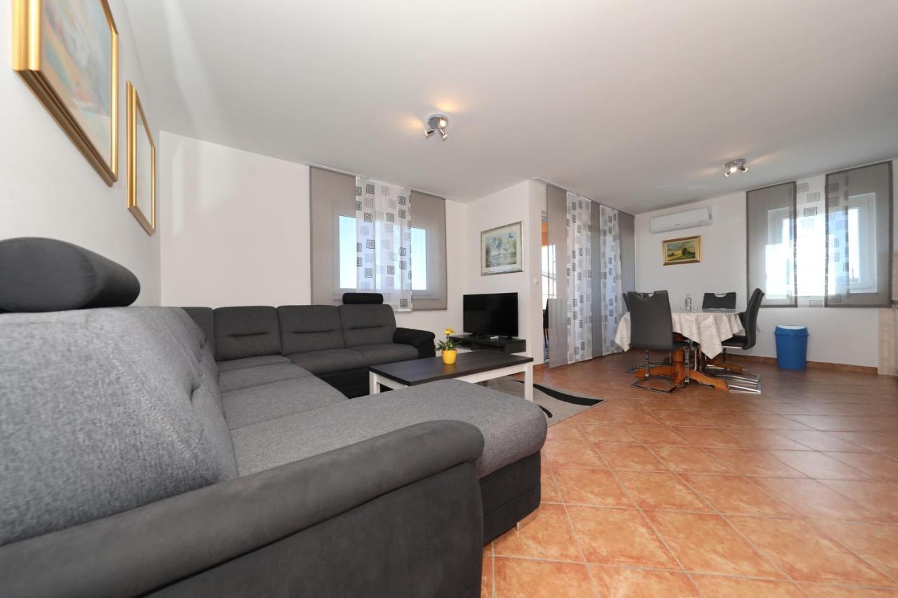 Apartment Dora Preko Luaran gambar