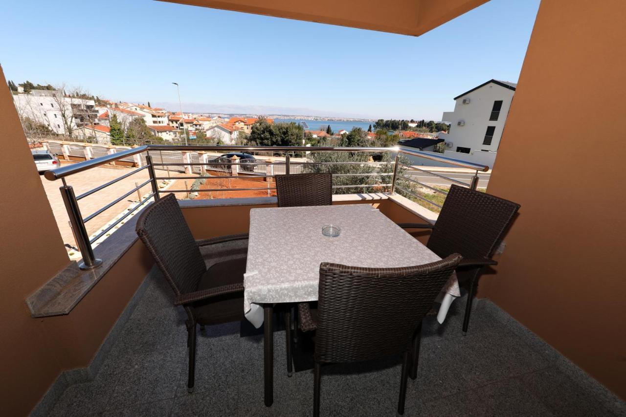 Apartment Dora Preko Luaran gambar