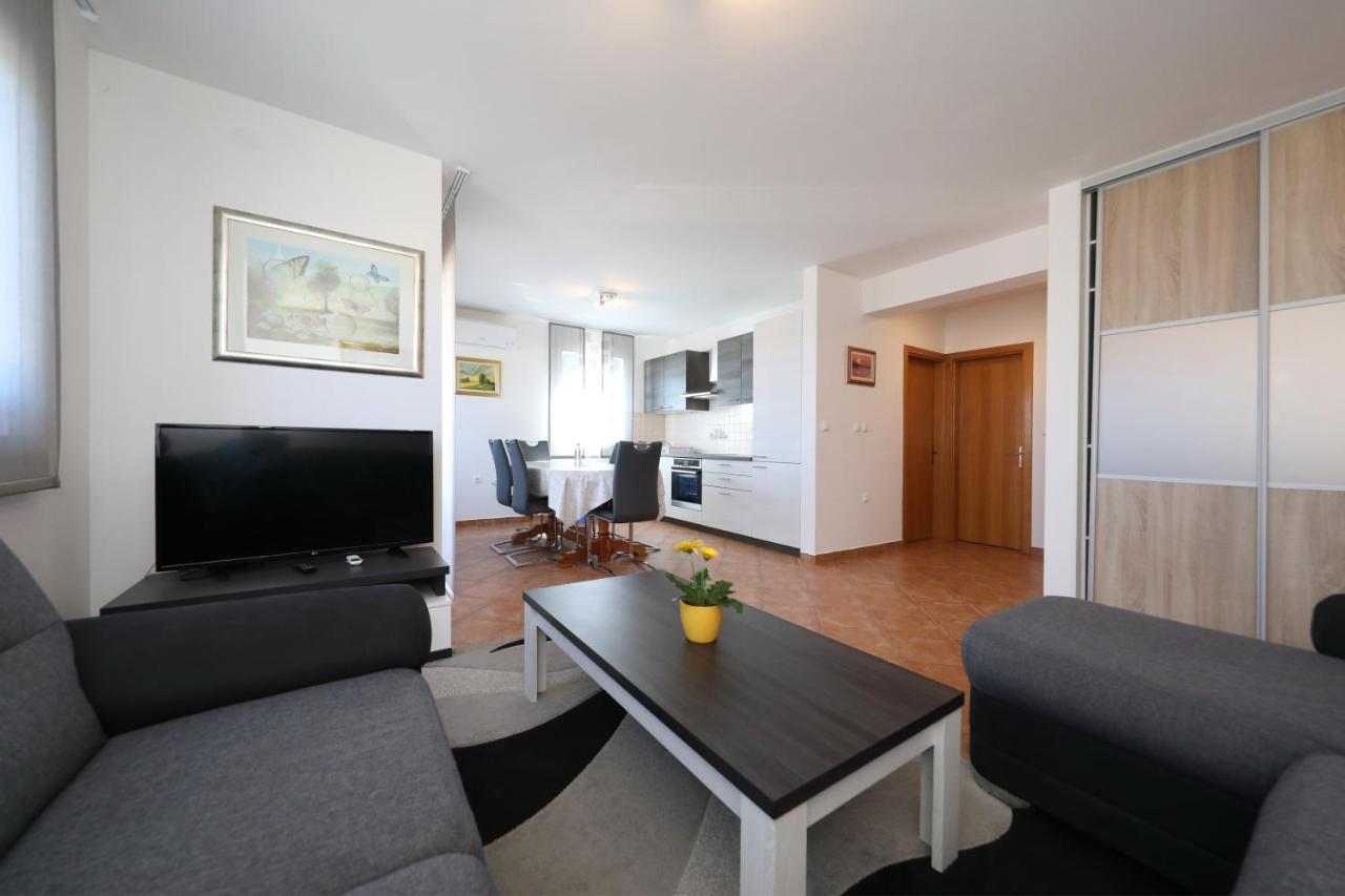 Apartment Dora Preko Luaran gambar