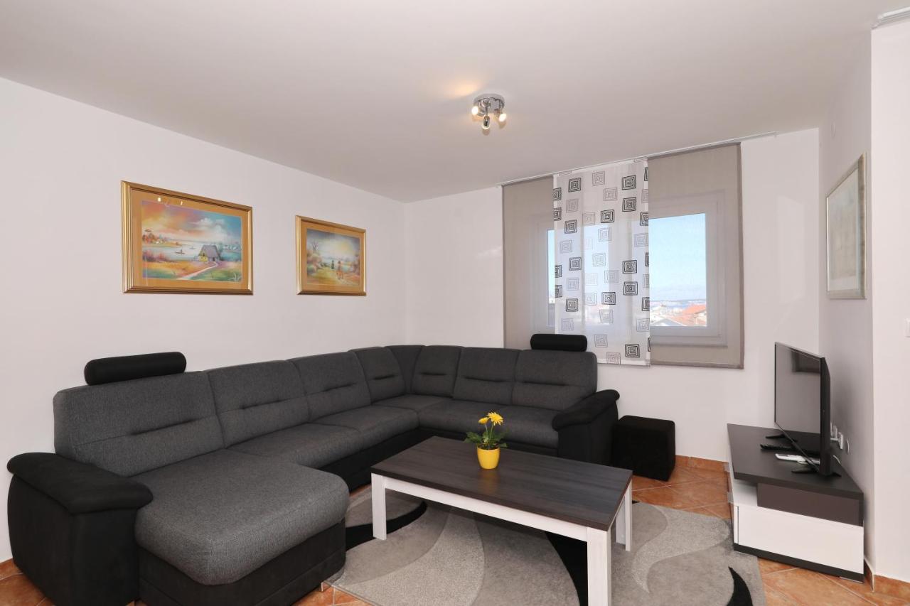 Apartment Dora Preko Luaran gambar
