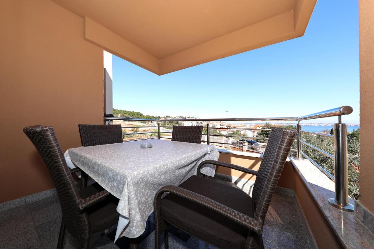 Apartment Dora Preko Luaran gambar