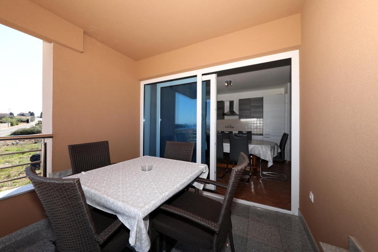 Apartment Dora Preko Luaran gambar