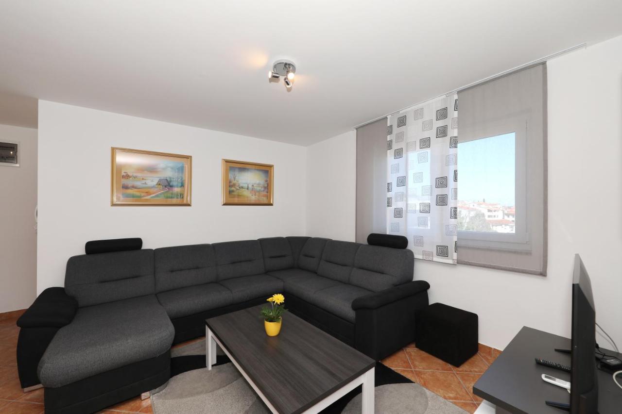 Apartment Dora Preko Luaran gambar