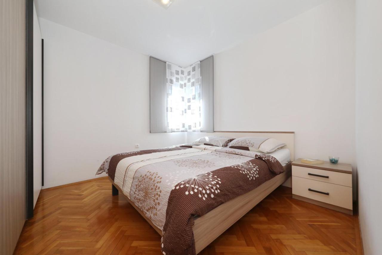 Apartment Dora Preko Luaran gambar