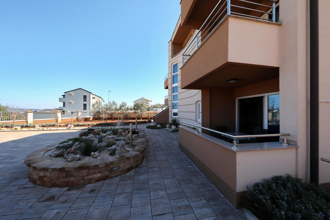 Apartment Dora Preko Luaran gambar