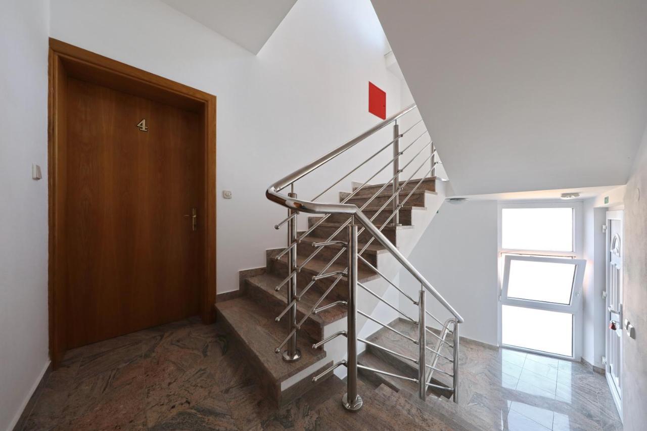 Apartment Dora Preko Luaran gambar