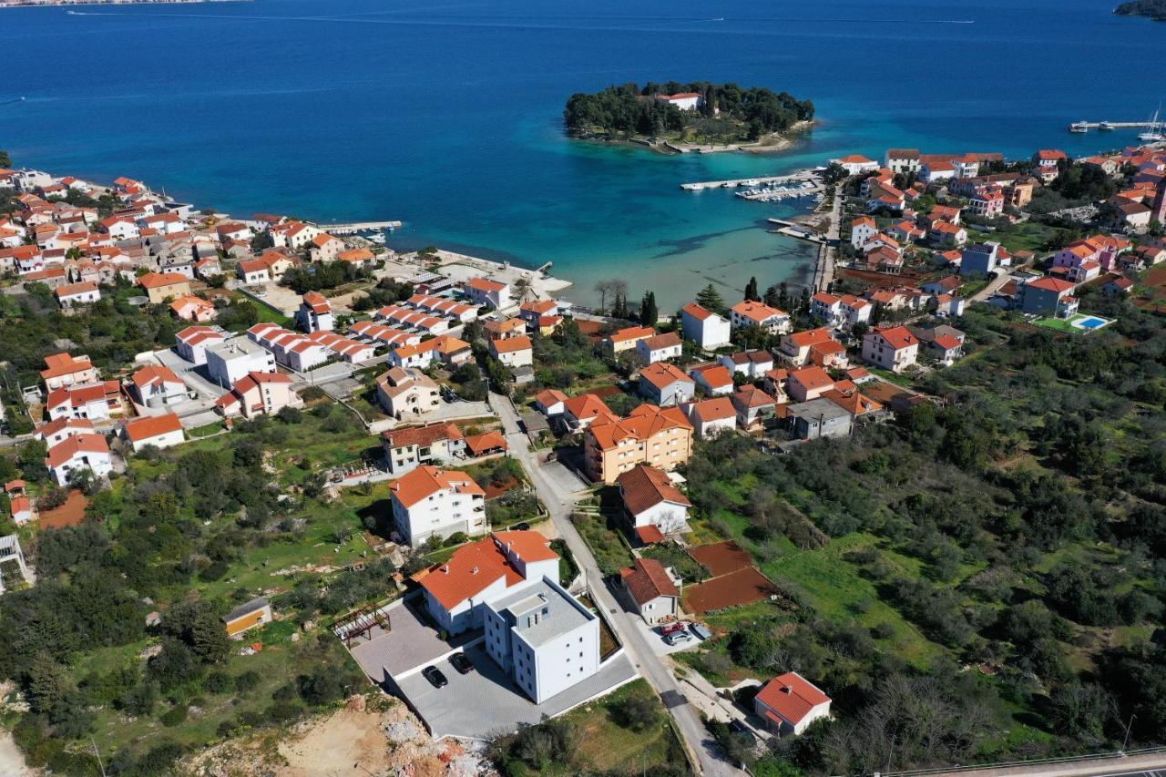 Apartment Dora Preko Luaran gambar