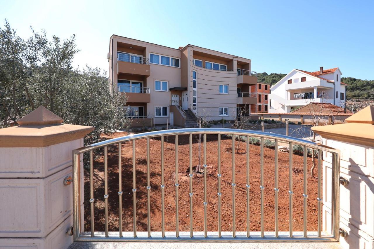 Apartment Dora Preko Luaran gambar