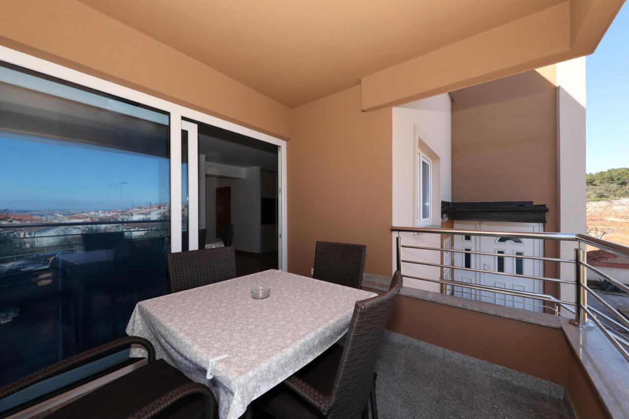 Apartment Dora Preko Luaran gambar