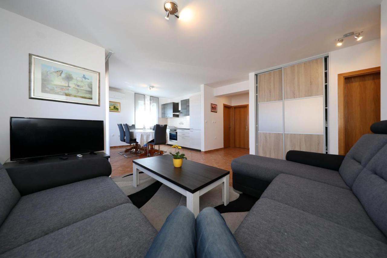 Apartment Dora Preko Luaran gambar