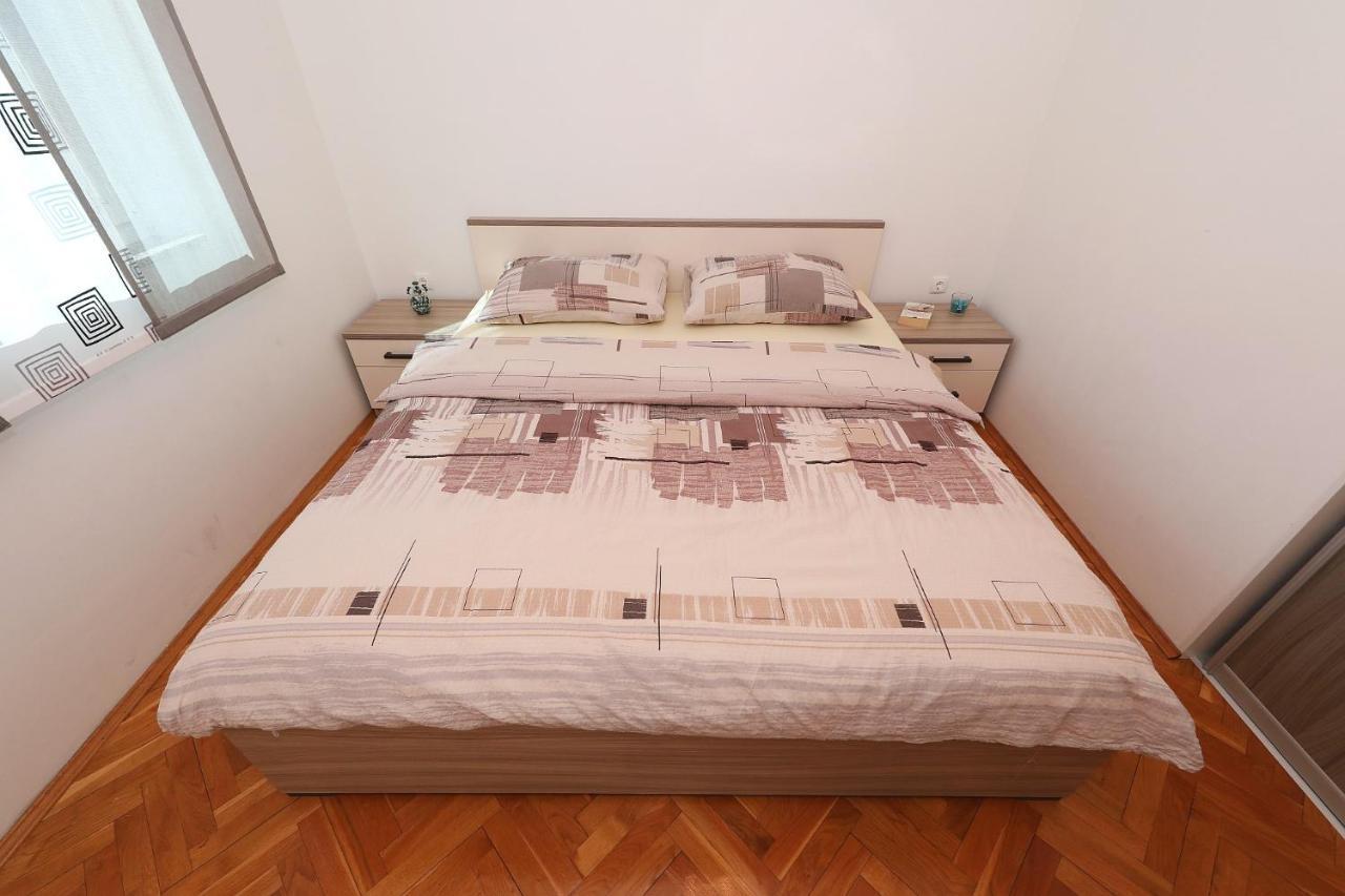 Apartment Dora Preko Luaran gambar