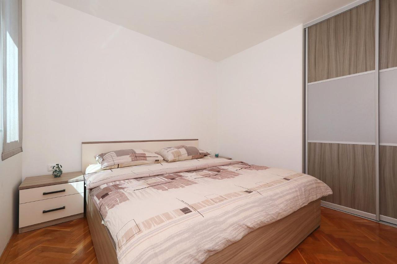 Apartment Dora Preko Luaran gambar